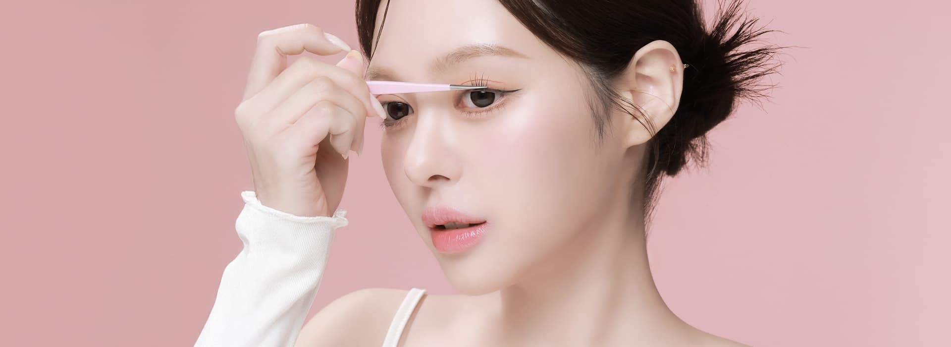 A model applying KKONGLASH no-glue lashes with a tweezer