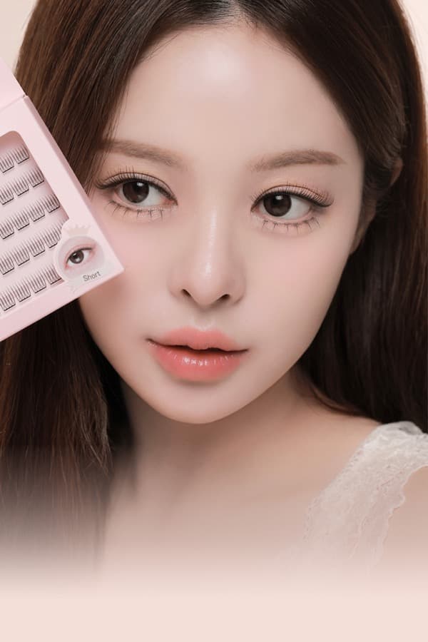A model applying KKONGLASH no-glue lashes with a tweezer