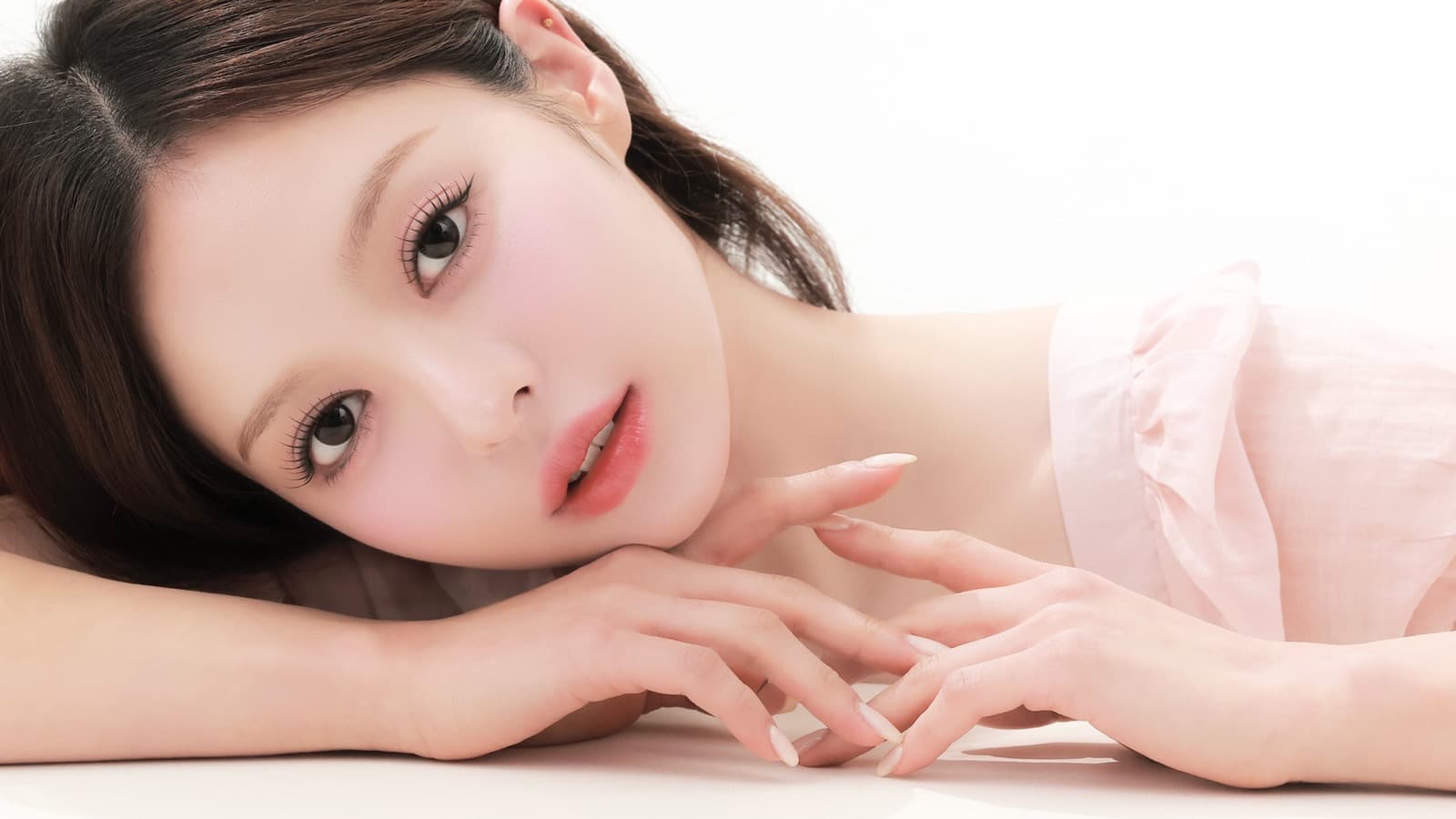 A model wearing KKONGLASH lashes